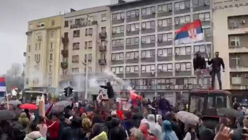 DEMONSTRANTI BLOKADERI PRAVE HAOS: Upalili baklje (VIDEO)