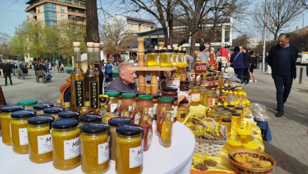 САЈМОВИ МЕДА И ВИНА ДАНАС У ПАРАЋИНУ: На обе манифестације мноштво излагача и посетилаца (ФОТО)