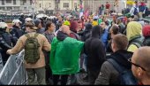 DEMONSTRANTI SE TUKU MEĐU SOBOM: Boljševički plenumaši ne mogu bez nasilja (VIDEO)