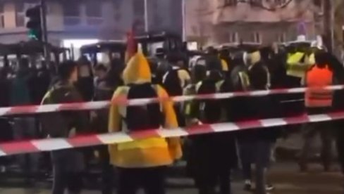 BRUTALAN NAPAD NA PIONIRSKI PARK: Huligani iz redova blokadera napali studente koji hoće da uče