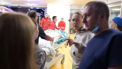 JOŠ 12 POVREĐENIH IZ KOČANA STIGLO U SRBIJU: Avion sleteo u Beograd - Hitno prevezeni u Klinički centar (VIDEO)