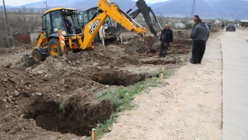 POTRESNE SLIKE IZ KOČANA: U toku kopanje grobova za stradale u požaru (FOTO)