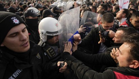 STUDENTI SE SUKOBILI SA POLICIJOM: Haos u Istanbulu -  neredi na skupu podrške uhapšenom gradonačelniku (FOTO, VIDEO)