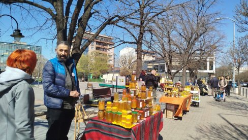 MEDNI DAN U PARAĆINU: Nema ukusnih mladenčića bez meda (FOTO)