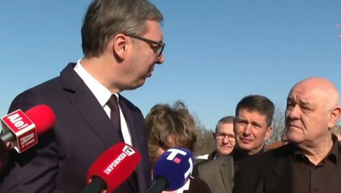 VUČIĆ U TOPLIČKOM OKRUGU: Predsednik u Blacu obilazi kompaniju koja se bavi preradom organskog voća (VIDEO)