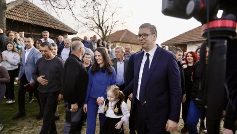 VUČIĆ U TOPLIČKOM OKRUGU: Predsednik obišao firmu za proizvodnju ambalaže „Andrejić d.o.o.“ (VIDEO)