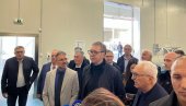 VUČIĆ STIGAO U MEDEVĐU: Obilazi poljoprivredno gazdinstvo Nešić u selu Borovac (FOTO/VIDEO)