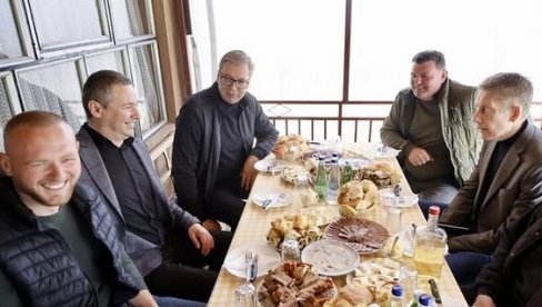 UČINIĆEMO SVE DA POMOGNEMO LJUDIMA KOJI NAPORNO RADE: Vučić u obilasku poljoprivrednog gazdinstva Nešić