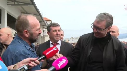 VUČIĆ STIGAO U STAJKOVCE, PRIŠAO MU LEGENDARNI TIKA ŠPIC: Imate punu podršku (FOTO/VIDEO)