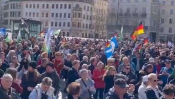 ДИПЛОМАТИЈА УМЕСТО ГРАНАТА: Велики протест у Немачкој (ВИДЕО)