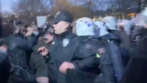 ZAVOĐENJE REDA: Turski policajci suzavcem na demonstrante u Istanbulu