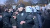 ZAVOĐENJE REDA: Turski policajci suzavcem na demonstrante u Istanbulu