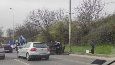 SAOBRAĆAJNA NESREĆA KOD KVANTAŠA: Auto prevrnut, policija na licu mesta (FOTO)