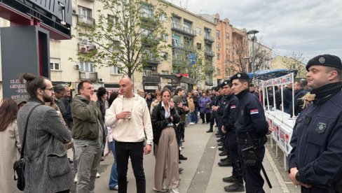 LUDILO NA VRAČARU: Pristalice opozicije provociraju članove SNS i žele incident (VIDEO)