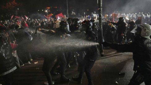 POLICIJA UPOTREBILA SUZAVAC: Nastavljeni protesti u Turskoj zbog hapšenja gradonačelnika Istanbula (VIDEO/FOTO)