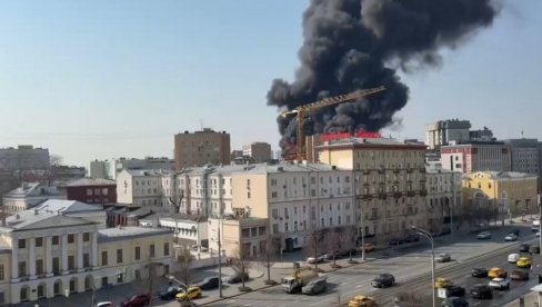 ПОЖАР У ЦЕНТРУ МОСКВЕ: Ватра захватила стамбени комплекс, густ црни дим надвио се над престоницом (ВИДЕО)