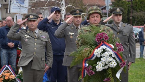 У ВЛАСОТИНЦУ ПРИЈЕМ ПОРОДИЦА ПОГИНУЛИХ: Општине Јабланичког округа одале пошту жртвама НАТО агресије