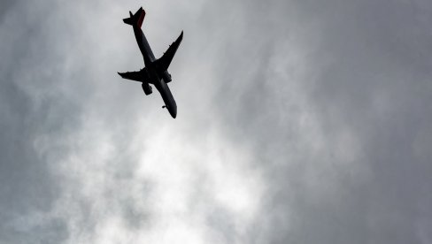 AVION SE SRUŠIO U DVORIŠTE: Snimljen trenutak kada se zakucava u zemlju -  ima mrtvih (VIDEO)