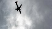 АВИОН СЕ СРУШИО У ДВОРИШТЕ: Снимљен тренутак када се закуцава у земљу -  има мртвих (ВИДЕО)