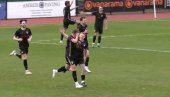 OVO SE NE PAMTI! Fudbaler dao gol rivalu šutem iz sopstvenog šesnaesterca (VIDEO) OVO SE NE PAMTI! Fudbaler dao gol rivalu šutem iz sopstvenog šesnaesterca (VIDEO)
