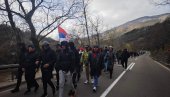 SRBI SA KOSMETA STIGLI PEŠKE NADOMAK LJIGA: Sutra nastavljaju put ka Beogradu
