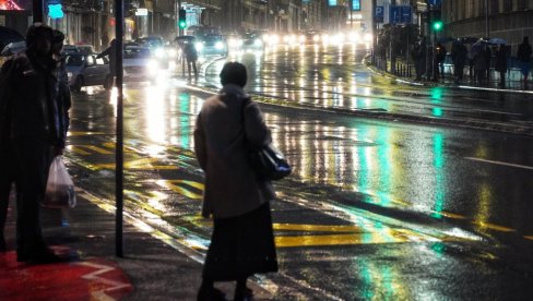 VOZAČI OPREZ: Kiša, mokri kolovozi i magla otežavaju vožnju - AMSS upozorava