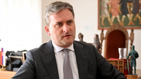 МИНИСТАР СЕЛАКОВИЋ: Поредити Вучића са Хитлером је дно јавног обраћања и отворени презир према жртвама нацизма МИНИСТАР СЕЛАКОВИЋ: Поредити Вучића са Хитлером је дно јавног обраћања и отворени презир према жртвама нацизма