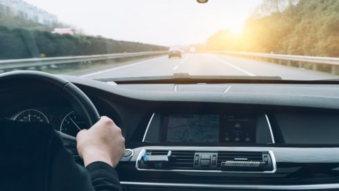 VOZAČ MISLIO DA HALUCINIRA, MOMENTALNO SE ZAKLJUČAO U KOLIMA: Životinja izazvala vanredno stanje na autoputu (FOTO/VIDEO)