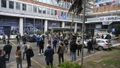 НАСТАВЉА СЕ ТЕРОР ИСПРЕД РТС-А: Блокадери довукли контејнере и металне ограде, јутарњи програм отказан