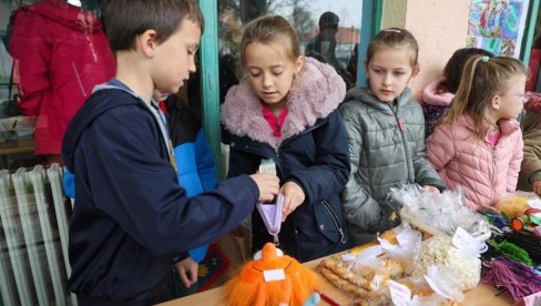 ПРОДАВАЛИ СВЕ ШТО СУ САМИ НАПРАВИЛИ: Хуманитарни вашар за дечији парк у ОШ Алекса Шантић ПРОДАВАЛИ СВЕ ШТО СУ САМИ НАПРАВИЛИ: Хуманитарни вашар за дечији парк у ОШ Алекса Шантић