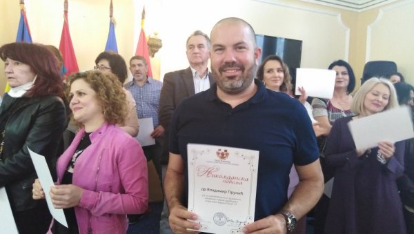 И У ЧИТУЉАМА ХВАЛЕ ЛЕКАРЕ: Породице преминулих Кикинђана имају једну необичну навику - погледајте о чему се ради (ФОТО) И У ЧИТУЉАМА ХВАЛЕ ЛЕКАРЕ: Породице преминулих Кикинђана имају једну необичну навику - погледајте о чему се ради (ФОТО)