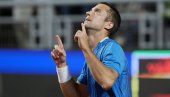 ЂЕРЕ РИВАЛА ПОЧАСТИО КРОМПИРОМ: Ласло силовит до главног жреба АТП Хале