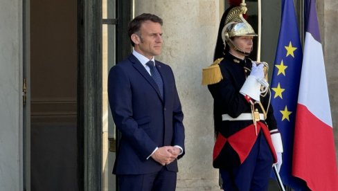 НОВИНАРИМА ЖИГ КАО ОЗНАКА КВАЛИТЕТА: Иницијативу француског председника о подобним новинарима оштро критикује опозиција