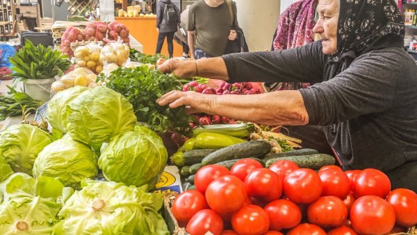 МАРИФЕТЛУЦИ ПРОДАВАЦА НА ПИЈАЦАМА: Зашто је воће и поврће на тезги скупље него у продавници - Агроекономиста све детаљно објаснио