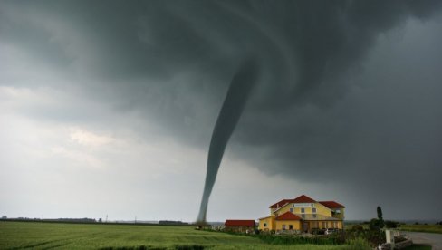 OMILJENO SRPSKO OSTRVO U GRČKOJ POGODIO TORNADO: Odneo crepove sa krovova (VIDEO)