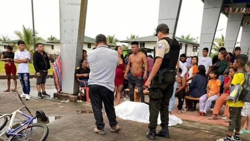 RULJA IZVUKLA BRITANCA IZ STANICE I ZAPALILA GA: Policija nije reagovala iz straha za sopstvenu bezbednost RULJA IZVUKLA BRITANCA IZ STANICE I ZAPALILA GA: Policija nije reagovala iz straha za sopstvenu bezbednost