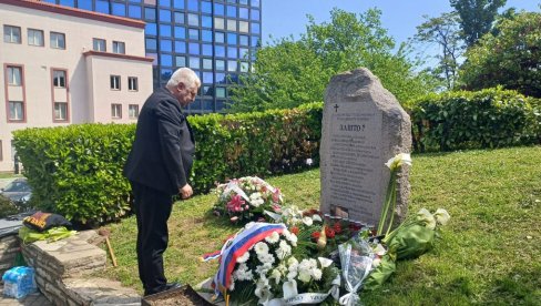 BRATINA POLOŽIO VENAC NA SPOMENIK UBIJENIM RADNICIMA RTS: Zbog blokadera RTS prvi put nije emitovao pomen stradalima BRATINA POLOŽIO VENAC NA SPOMENIK UBIJENIM RADNICIMA RTS: Zbog blokadera RTS prvi put nije emitovao pomen stradalima