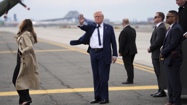 ТРАМП ПРИЗНАО: Због његових тарифа у САД би могло да буде мање робе, а скупље ТРАМП ПРИЗНАО: Због његових тарифа у САД би могло да буде мање робе, а скупље