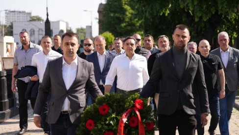 80 ГОДИНА СЛОБОДЕ И БОРБЕ ЗА РАДНИЧКА ПРАВА: Покрет социјалиста положио венац на гроб Димитрија Туцовића (ФОТО) 80 ГОДИНА СЛОБОДЕ И БОРБЕ ЗА РАДНИЧКА ПРАВА: Покрет социјалиста положио венац на гроб Димитрија Туцовића (ФОТО)