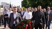 80 ГОДИНА СЛОБОДЕ И БОРБЕ ЗА РАДНИЧКА ПРАВА: Покрет социјалиста положио венац на гроб Димитрија Туцовића (ФОТО) 80 ГОДИНА СЛОБОДЕ И БОРБЕ ЗА РАДНИЧКА ПРАВА: Покрет социјалиста положио венац на гроб Димитрија Туцовића (ФОТО)