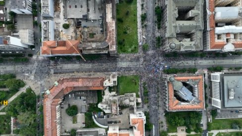 PROPAST PROTESTA BLOKADERA FOTELJAŠA: Okupili se ispred zgrade Vlade - nastavljaju da terorišu građane (VIDEO) PROPAST PROTESTA BLOKADERA FOTELJAŠA: Okupili se ispred zgrade Vlade - nastavljaju da terorišu građane (VIDEO)