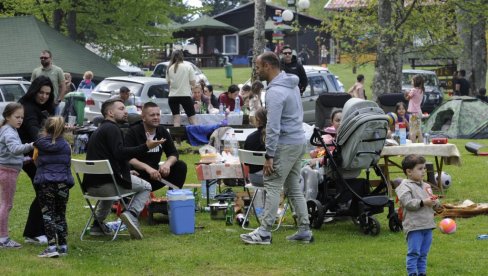 URANAK UZ ROŠTILJ I DOBAR ŠTIMUNG: Ni ove godine nisu izostala praznična okupljanja na kraljevačkim izletištima (FOTO) URANAK UZ ROŠTILJ I DOBAR ŠTIMUNG: Ni ove godine nisu izostala praznična okupljanja na kraljevačkim izletištima (FOTO)