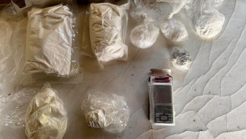 ZAŠTEKALI VIŠE OD TRI KILOGRAMA DROGE U LETNJIKOVCU? Uhapšeni mladići u Sremskoj Mitrovici (FOTO) ZAŠTEKALI VIŠE OD TRI KILOGRAMA DROGE U LETNJIKOVCU? Uhapšeni mladići u Sremskoj Mitrovici (FOTO)