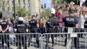 SKANDAL U CENTRU BEOGRADA: Blokaderi foteljaši provociraju studente koji žele da uče u Pionirskom parku (VIDEO)