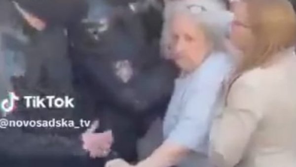 ЗЛОУПОТРЕБА СТАРИЈИХ ЉУДИ НА ДЕЛУ, СРАМАН СНИМАК: Блокадери фотељаши гурају баку на полицију (ВИДЕО) ЗЛОУПОТРЕБА СТАРИЈИХ ЉУДИ НА ДЕЛУ, СРАМАН СНИМАК: Блокадери фотељаши гурају баку на полицију (ВИДЕО)