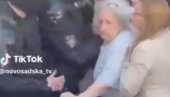 ZLOUPOTREBA STARIJIH LJUDI NA DELU, SRAMAN SNIMAK: Blokaderi foteljaši guraju baku na policiju (VIDEO)