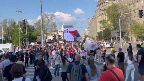 СНИМАК ИЗ ЦЕНТРА БЕОГРАДА: Блокадери опет провоцирају студенте који желе да уче (ВИДЕО)