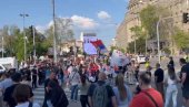 SNIMAK IZ CENTRA BEOGRADA: Blokaderi foteljaši opet provociraju studente koji žele da uče (VIDEO)