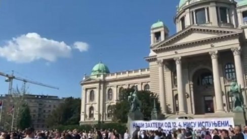 ACO, SRBINE Građani koji Prvi maj slave ispred Skupštine pozdravljaju predsednika (VIDEO)