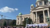 ACO, SRBINE Građani koji Prvi maj slave ispred Skupštine pozdravljaju predsednika (VIDEO) ACO, SRBINE Građani koji Prvi maj slave ispred Skupštine pozdravljaju predsednika (VIDEO)